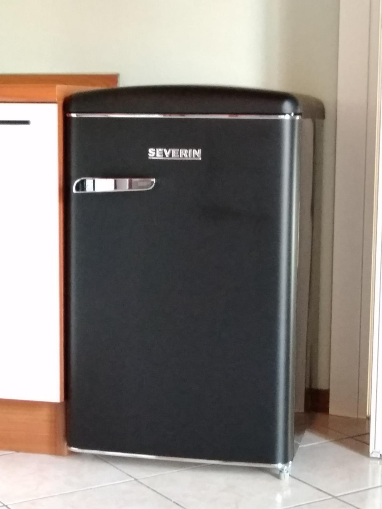 Severin RKS 8832 Mini Frigo Retrò 108L Nero